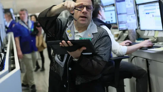 美股午盘持续承压，油价强势攀升；中东局势主导市场情绪。