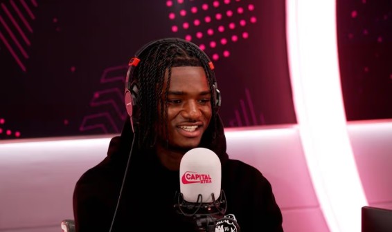 曼联帅位悬而未决,海文态度鲜明;专注胜利才是关键。 体育新闻