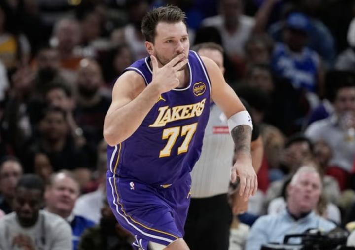  东契奇赛后感慨；每天目睹詹姆斯传奇表演，这种体验无比珍贵。 体育新闻