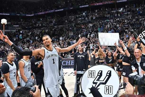 马刺绝杀太阳锁定季后赛:文班统治力爆发!七年等待终画句号。 体育新闻