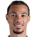  法国前锋埃基蒂克现身克莱枫丹；高领针织衫搭配阔腿裤展现独特时尚感。 体育新闻