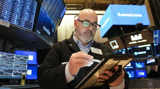  国际油价再度攀升之际，美股午盘呈现混合信号；地缘因素持续考验投资者信心。 股票财经 国际油价再度攀升之际，美股午盘呈现混合信号；地缘因素持续考验投资者信心。 股票财经