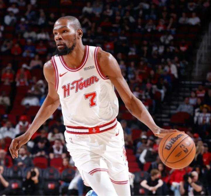 赛场逻辑洞察:当核心球星陷入状态起伏与关键时刻抉择的博弈 体育新闻 赛场逻辑洞察:当核心球星陷入状态起伏与关键时刻抉择的博弈 体育新闻