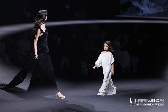 品牌美学与商业赋能:MOMIWEI高定系列的深度解构与市场启示 企业服务