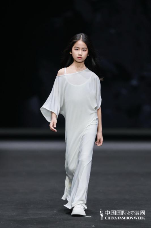 品牌美学与商业赋能:MOMIWEI高定系列的深度解构与市场启示 企业服务