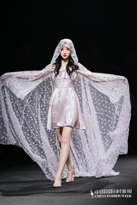 品牌美学与商业赋能:MOMIWEI高定系列的深度解构与市场启示 企业服务